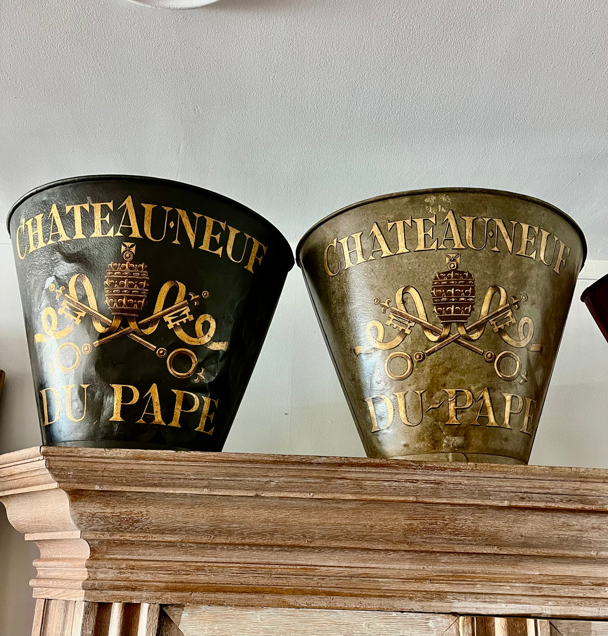 Wine hod Chateauneuf du Pape red