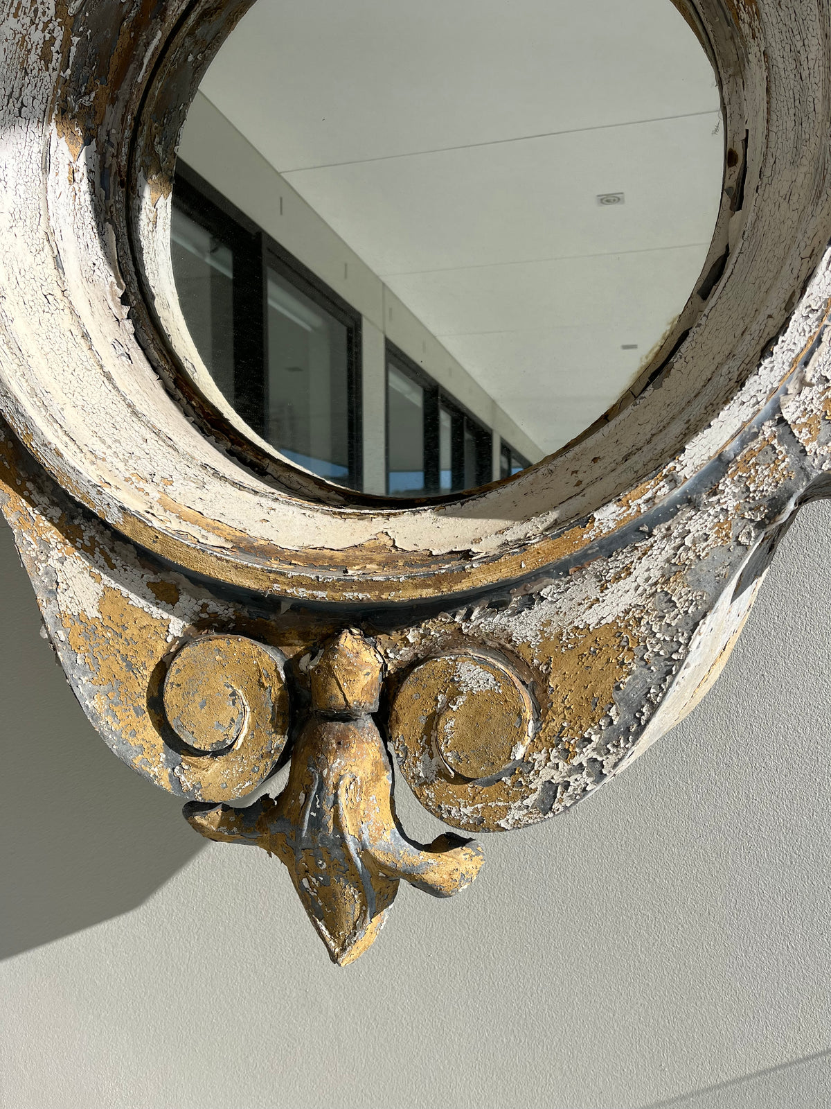 Mirrored Oeil-de-Boeuf window