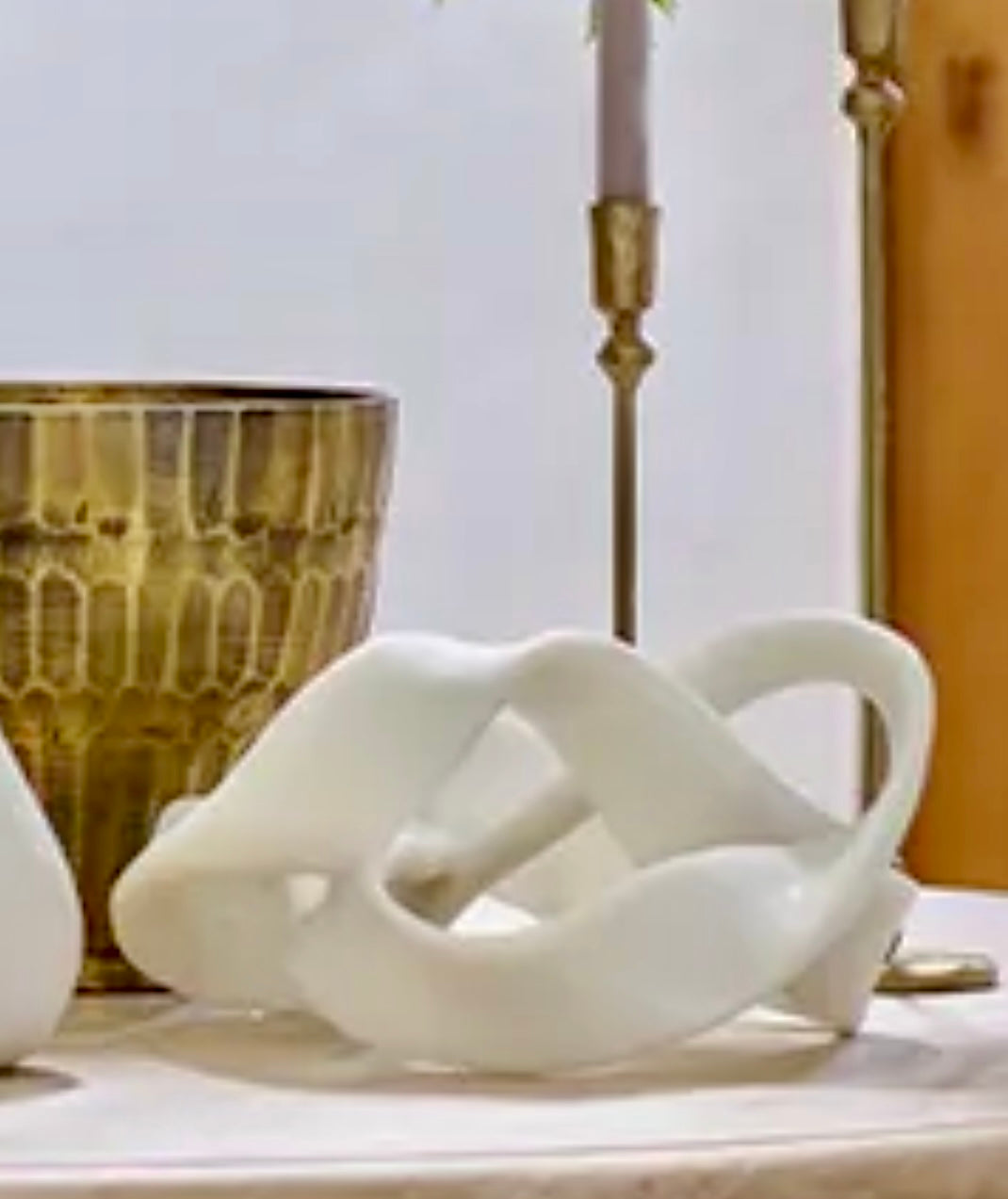 Knot ribbon sculpture