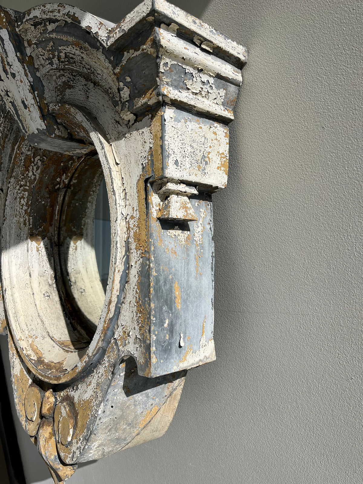 Mirrored Oeil-de-Boeuf window