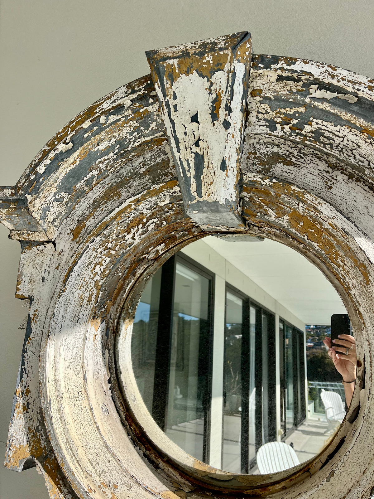 Mirrored Oeil-de-Boeuf window
