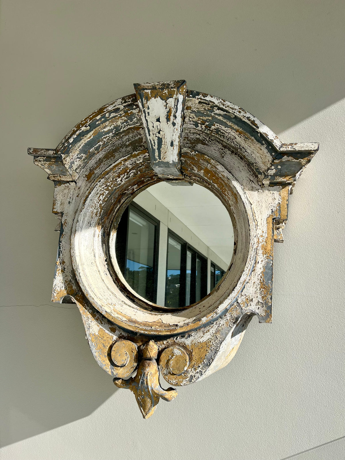Mirrored Oeil-de-Boeuf window
