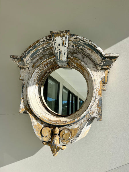Mirrored Oeil-de-Boeuf window