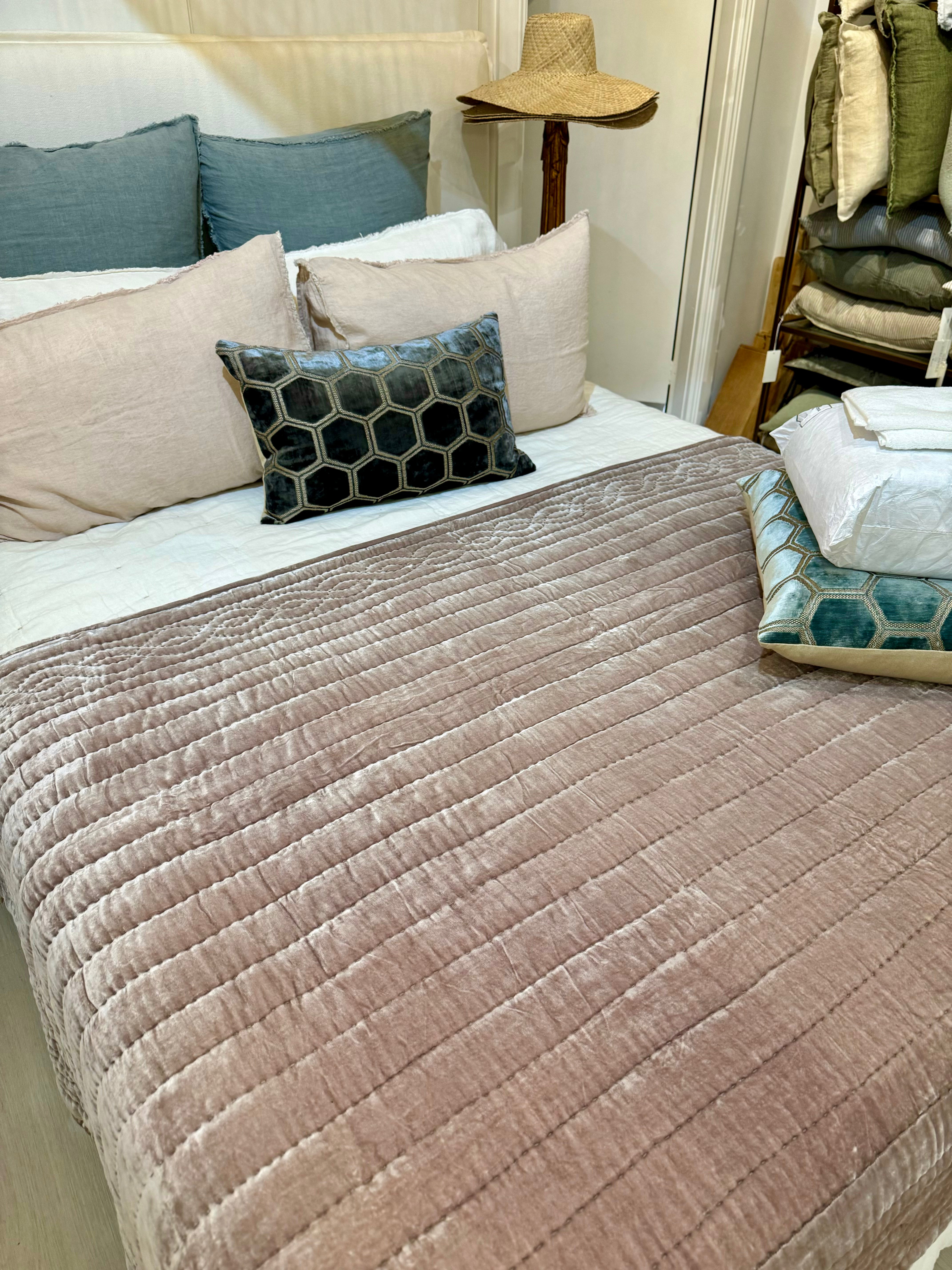 Velvet throw blush